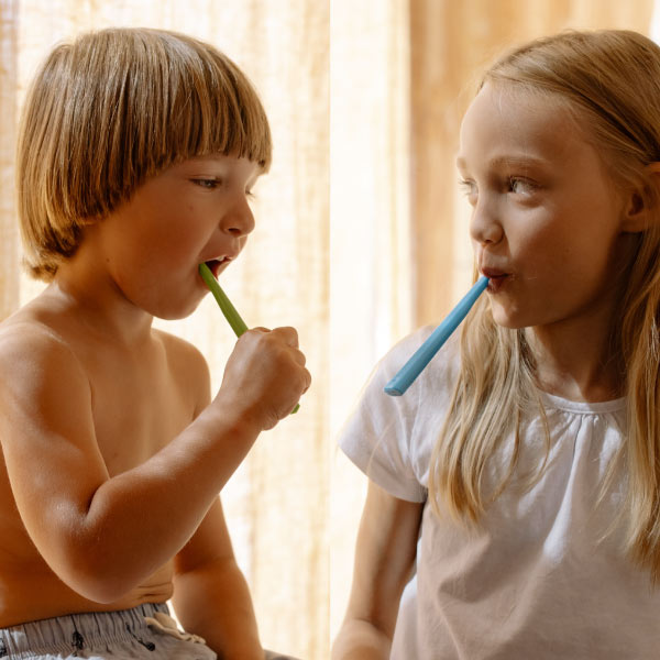 " Kid brushing her teeth - Natural toothpaste Natural toothpaste benefits - ATTITUDE"