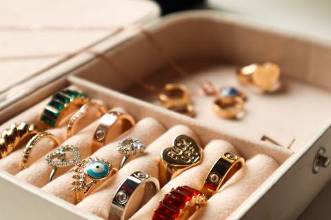 How to care for your jewelry - Using a jewelry box