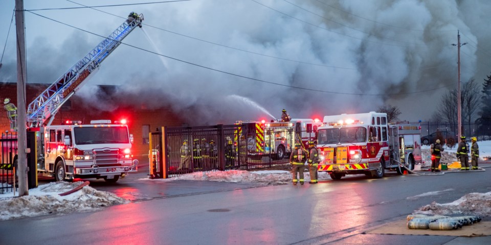Camión de bomberos de Schomberg en el lugar del incendio de un edificio.