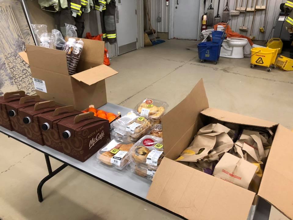 Un surtido de alimentos donados a los bomberos.