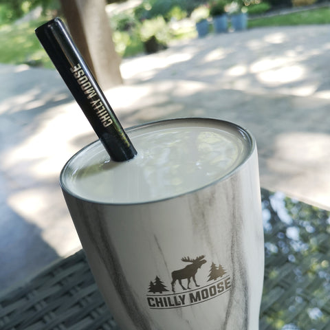 Milkshake à la vanille dans un gobelet Chilly Moose Killarney, Harbour White, avec une paille réutilisable en acier inoxydable noir Chilly Moose.