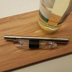 Le Chilly Wine Icicle démonté sur une planche à découper à côté d'une bouteille de vin blanc.