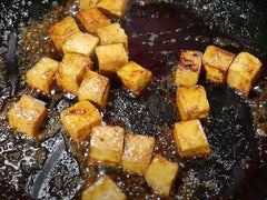 Tofu marinado y salteado para preparar poke vegetariano