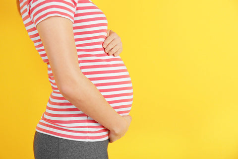 Vitamin C while pregnant: pregnant woman holding her belly