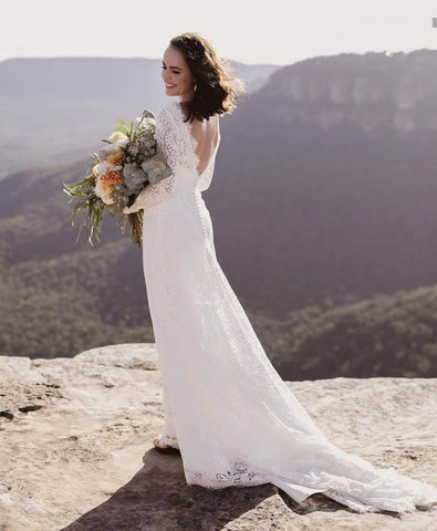 Petite bride in her flowwy Christina Rossi dress