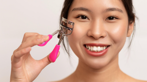 how to use a lash curler