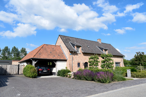 tuinaanleg tuininspiratie hoeve hollandse kleiklinker oprit leipeer perenboom leiconstructie