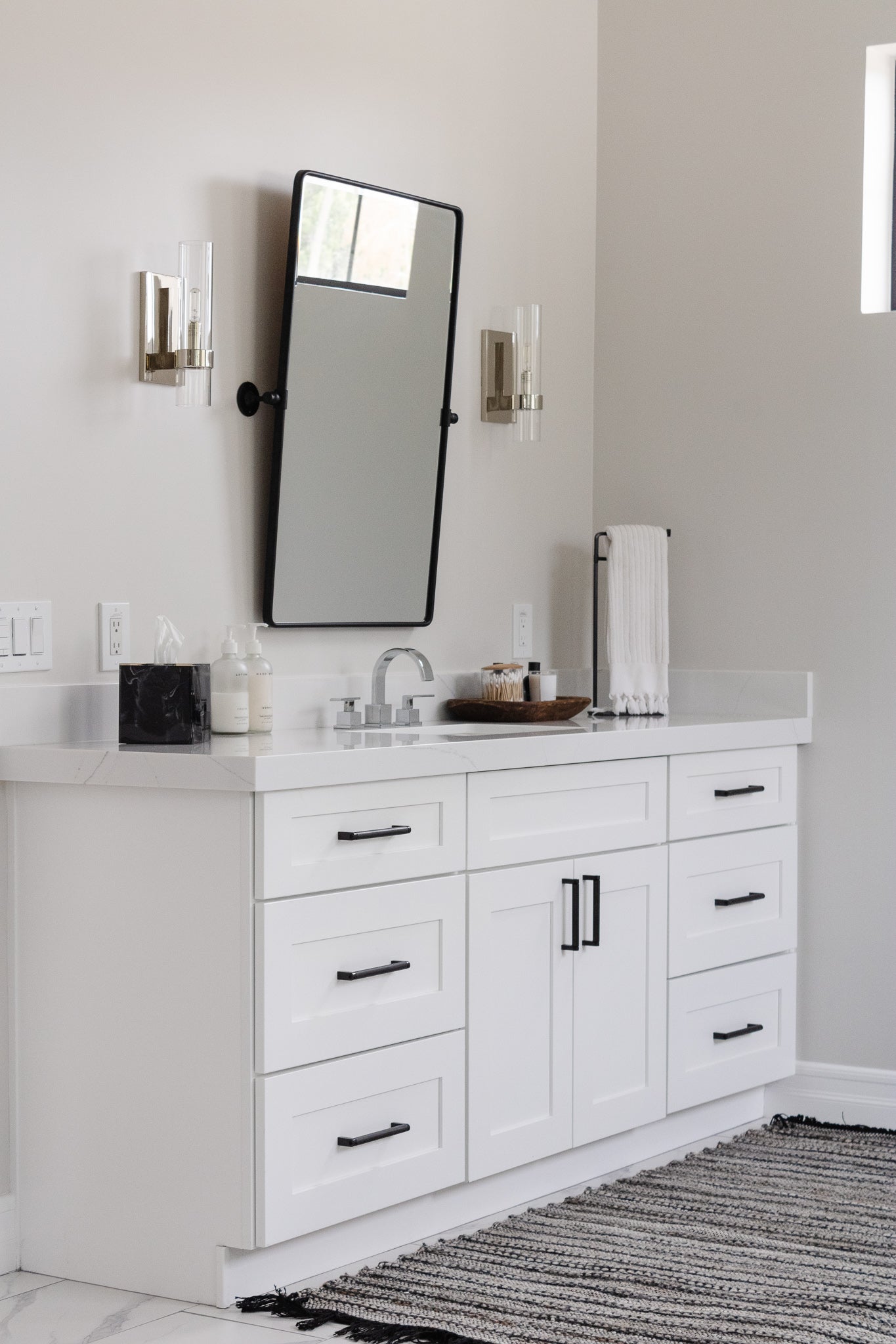 white neutral bathroom