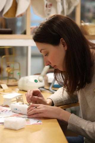 Lywin créations en pleins travail. Passion, minutie, imagination et création de bijoux