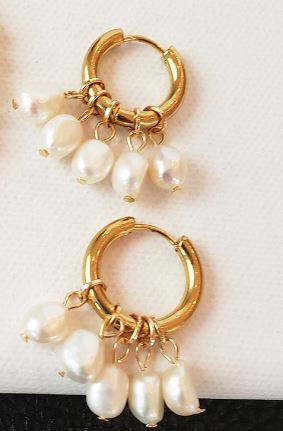 Candi gold mini hoops with freshwater pearls. Pearl drop hoop earrings with detachable 3 or 5 pearls per hoop options. repliKate Kate Middleton earrings