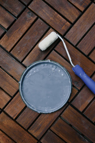 Paint tin on wooden floor - using paint primer