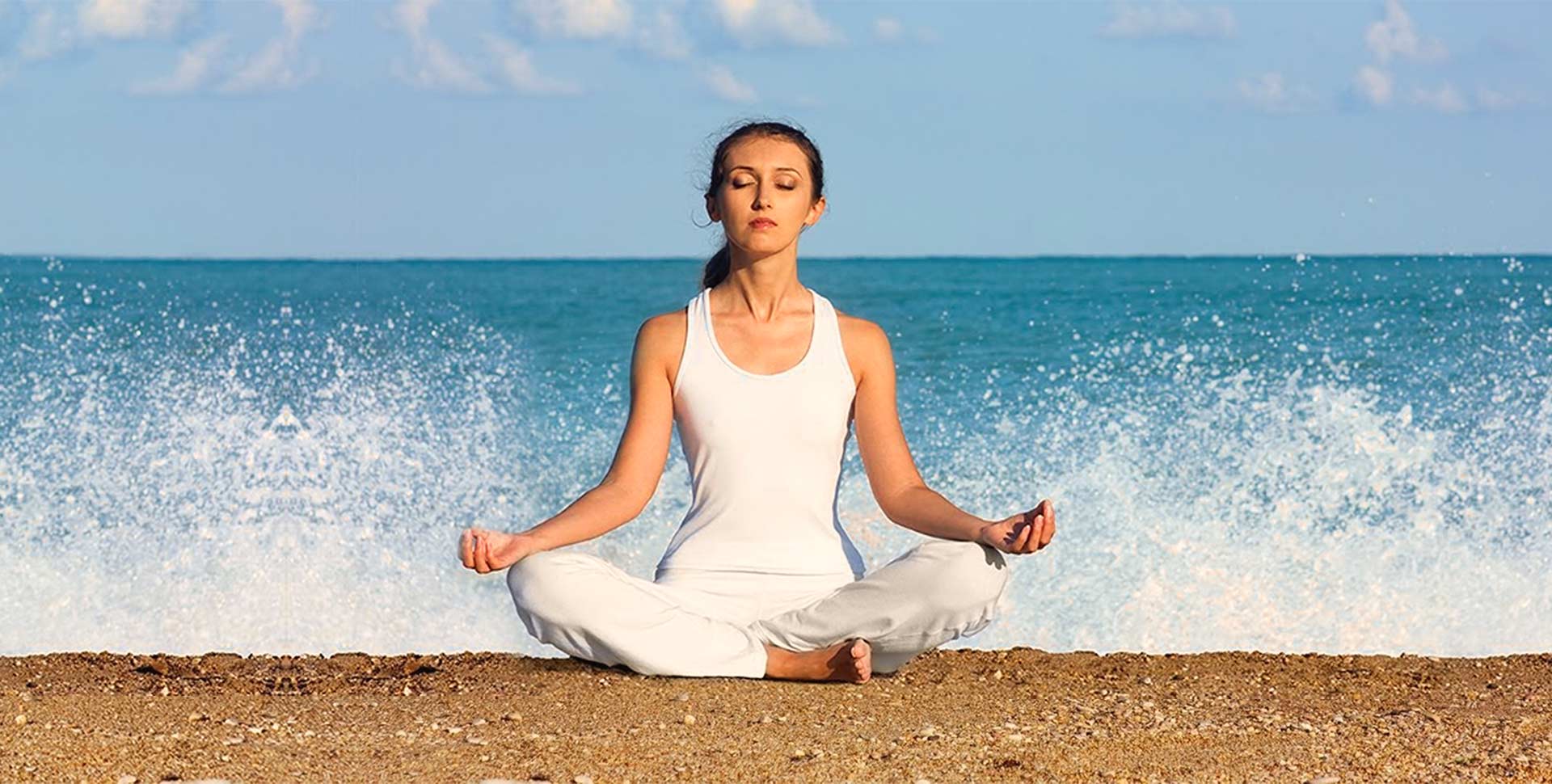 Почему после медитации. Медитация на берегу моря. Медитация на море. Девушка медитирует на берегу моря. Йога на берегу моря.