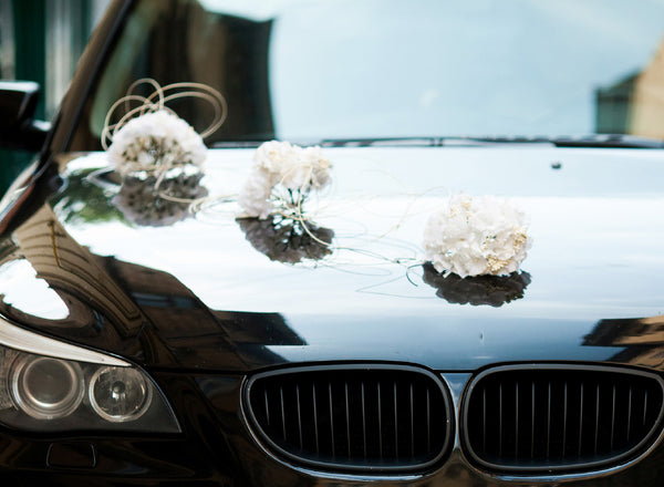 Ide Dekorasi Cantik Untuk Mobil Pengantin Three Bouquets