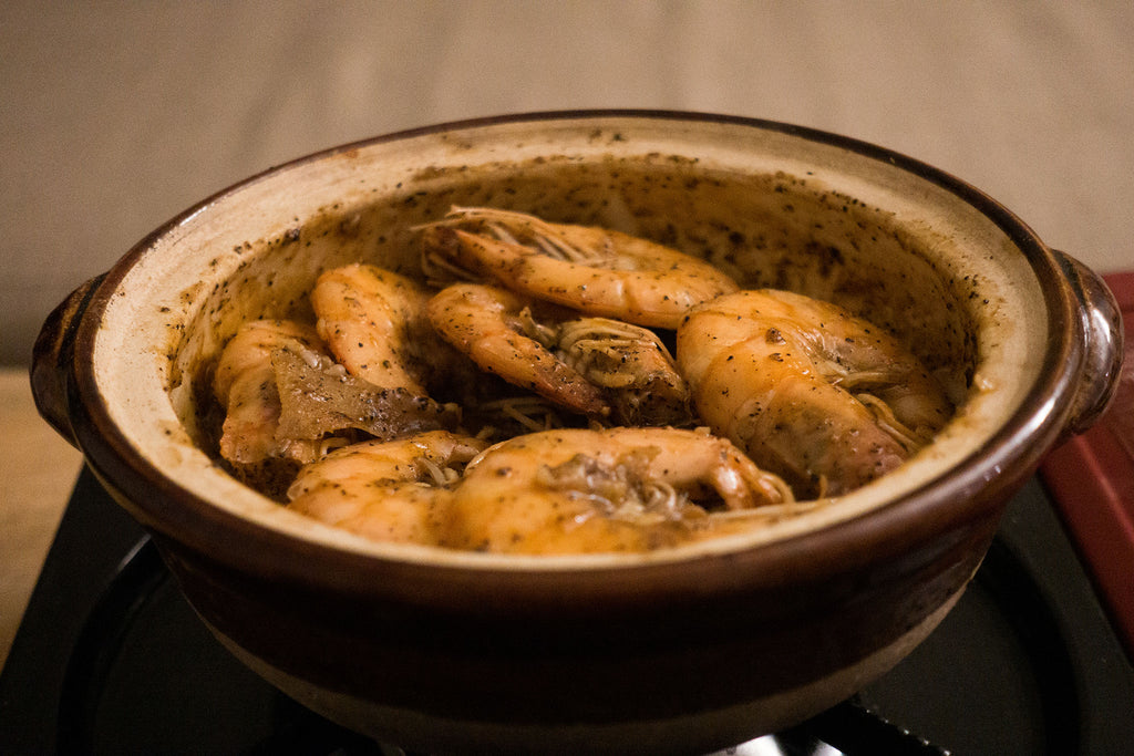 Pepper shrimp in a clay pot / donabe