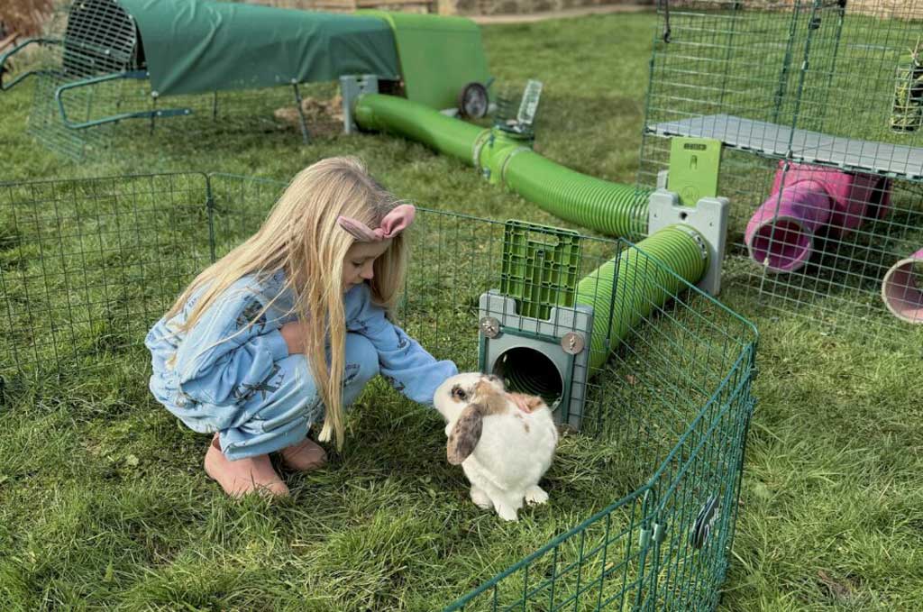 Shell-Mills-and-her-children-caring-for-rabbits-in-Omlet-Zippi-tunnels-and-playpens5