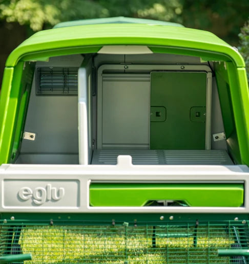 eglu-cube-by-omlet-the-autodoor-fits-inside-the-coop-db-new.webp__PID:941c2d10-d9f9-4854-a177-054c70e4e7f8