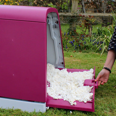 The removable bedding tray can be slid out quickly to clean out, re-fill or top up the treat bowl