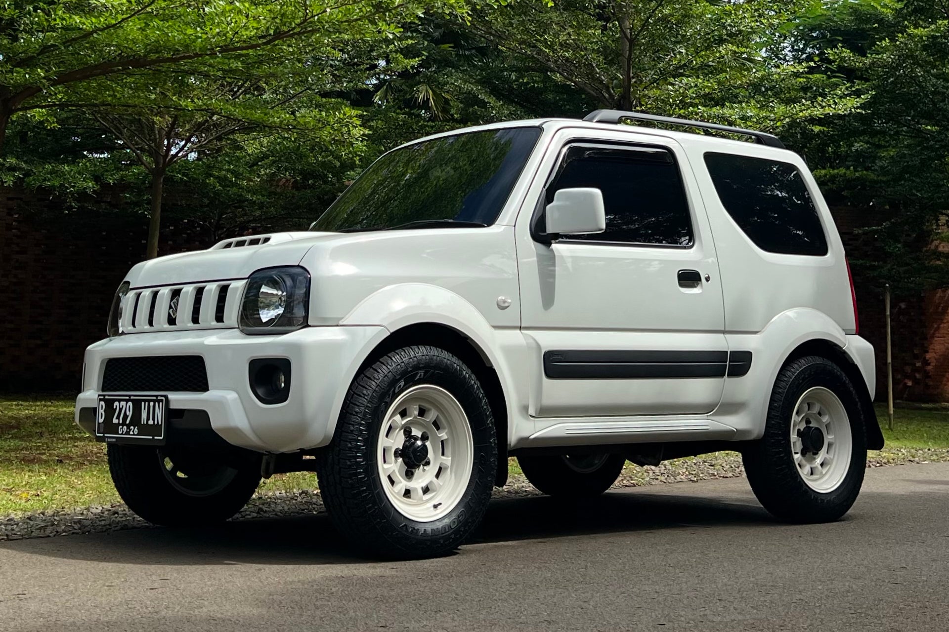 Suzuki Jimny (1998+) with HIGH PEAK J-01 wheels.