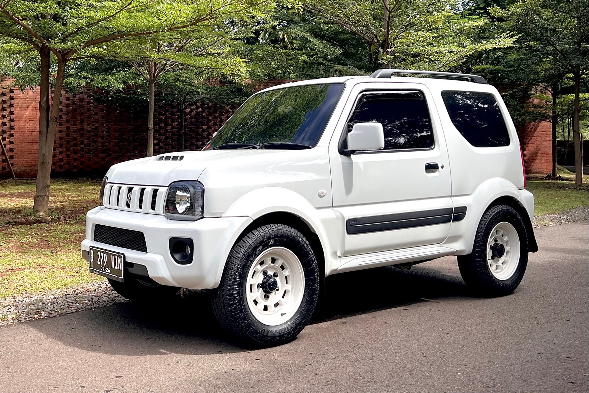 Suzuki Jimny (1998+) with HIGH PEAK J-01 wheels.