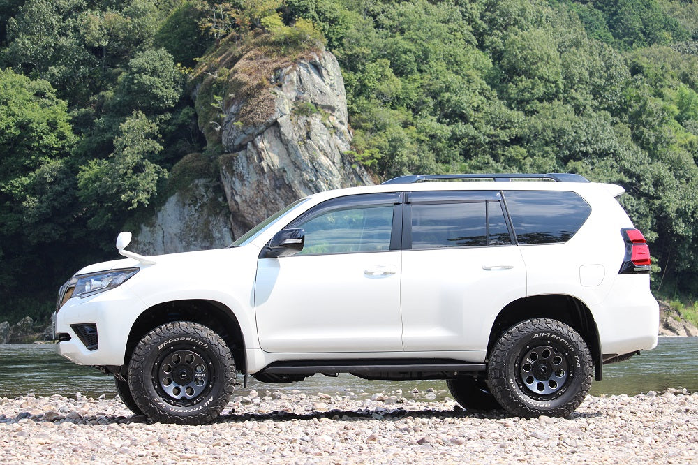 Land Cruiser Prado 150 (2010+) with Air/G Massive wheels.