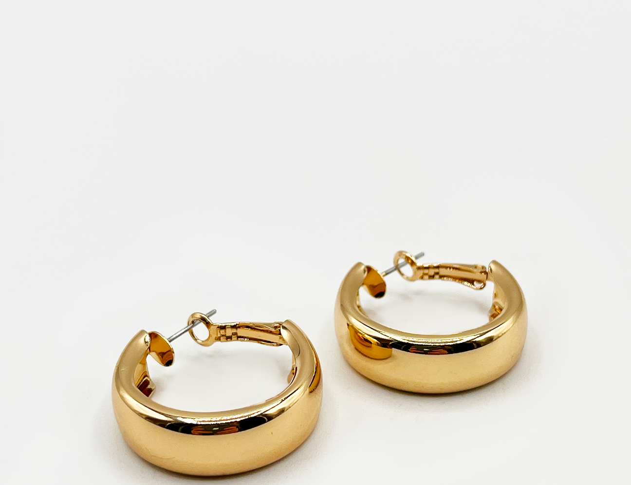 SVNX Chunky Half Hoop Earrings with Crystal Details in Gold - ASOS Outlet