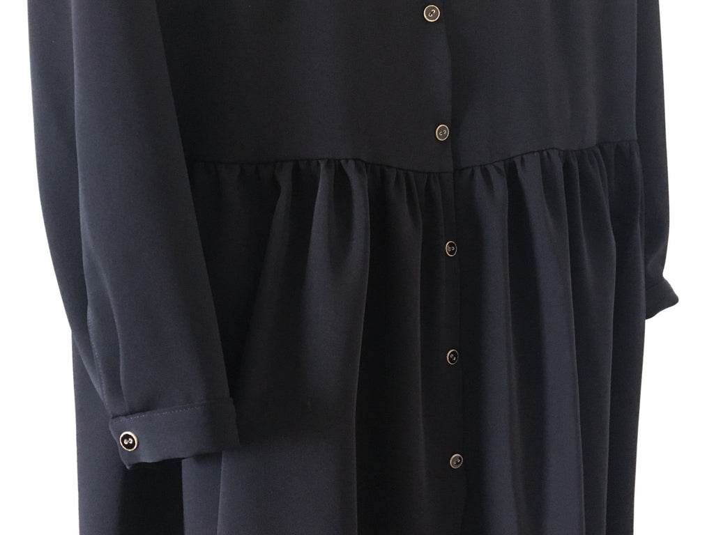 Des boutons noirs et dorés et un crêpe fluide en polyester pour sa version modifiée de la robe Hanoï du livre "Apprendre à coudre ses robes et petits hauts"