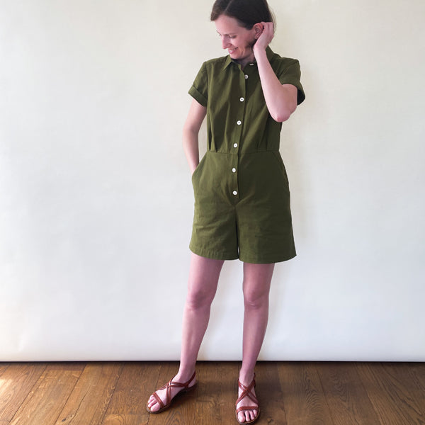 Patron de Couture Combishort pour Femme en Gabardine Light Ivy Green Atelier Brunette Personnalisable par Atelier Charlotte Auzou