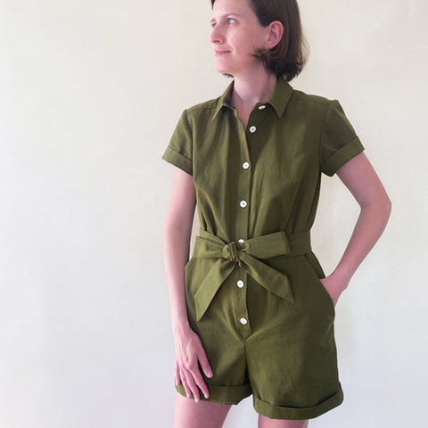 Patron de Couture Combishort pour Femme en Gabardine Light Ivy Green Atelier Brunette Personnalisable par Atelier Charlotte Auzou