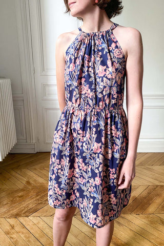 Robe Cousue Main d'Été en Liberty Fleuri avec les Patrons à Personnaliser Bain de Soleil et Jupe Froncée par Atelier Charlotte Auzou