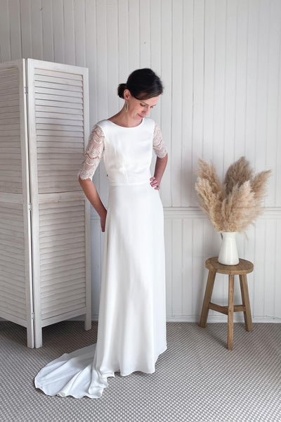 Patron de robe de mariée minimaliste et ajustée avec une traîne