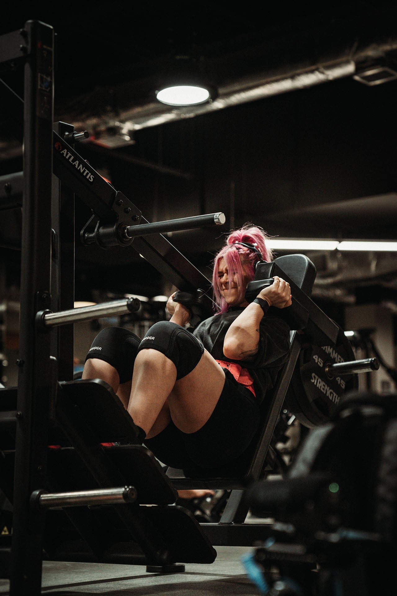 iulia squatting with uppper knee sleeves