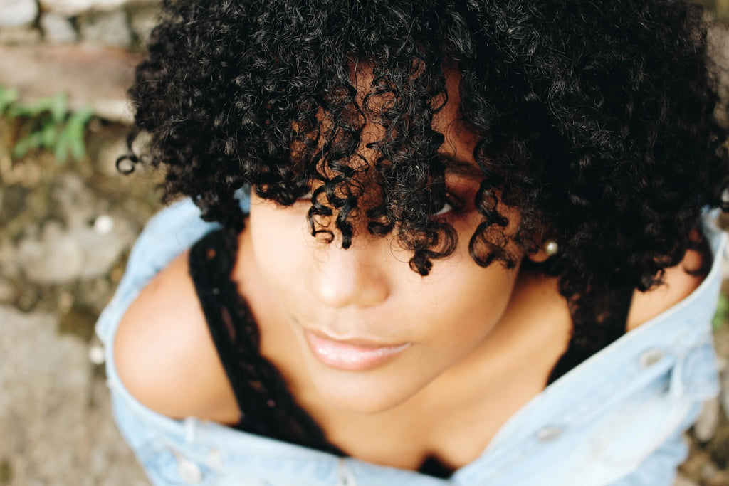 Beeswax for Hair: Benefits and How to Use It on Curls – Neo Curly