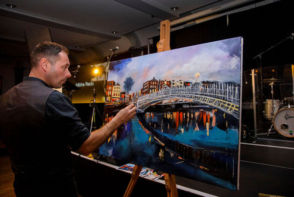 Stephen Whalley painting the Ha'penny bridge in Dublin