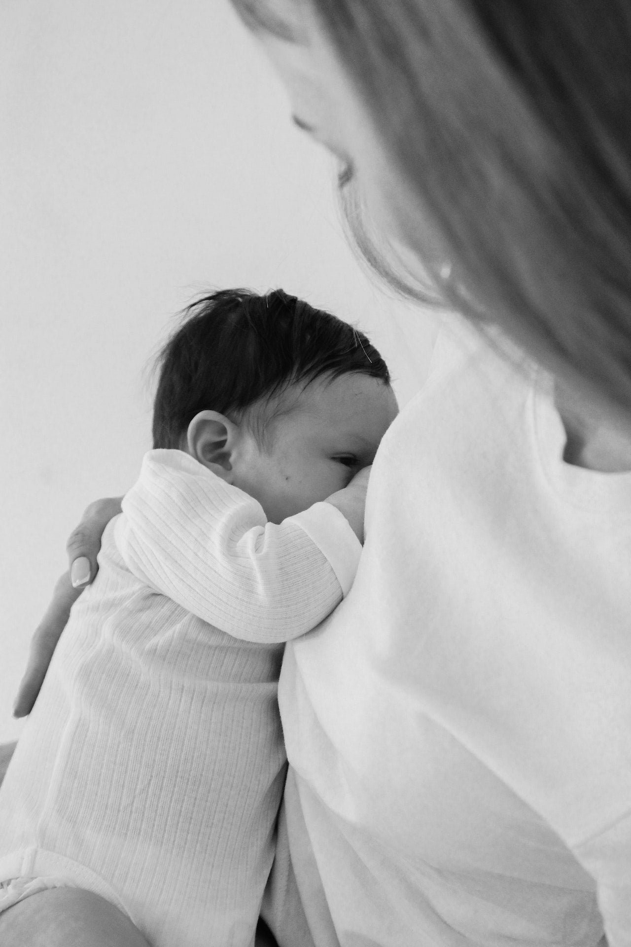 https://cdn.shopify.com/s/files/1/0092/0862/7305/articles/breastfeeding-pain-causes-remedies-natalist-posnatal-postpartum-chestfeeding.jpg?v=1663796406