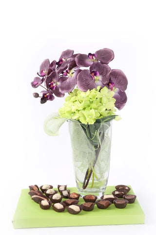 Everyone loves flowers and chocolates! This stunning gift is delivered in Israel by My Chocolate Place