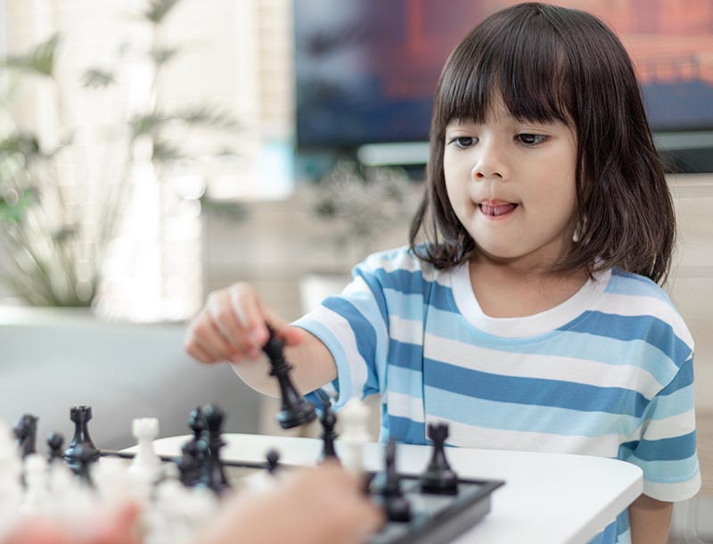 kid-play-chess-curious