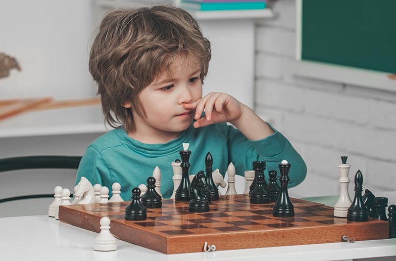 kid-play-chess-thinking