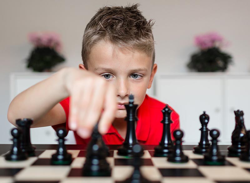 kid-play-chess