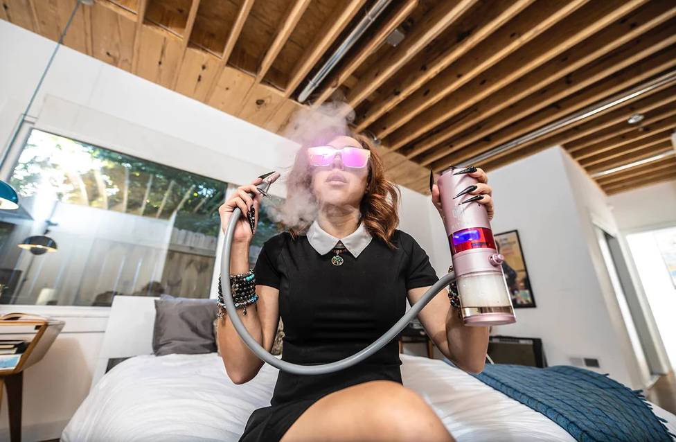 Woman smoking with Hitoki laser vaporizer