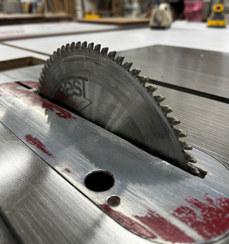 Closeup image of a fine toothed saw blade for plastic cutting
