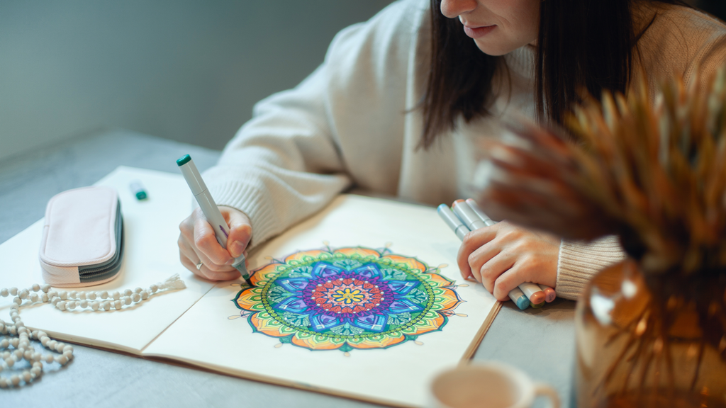 Menina jovem a pintar mandala