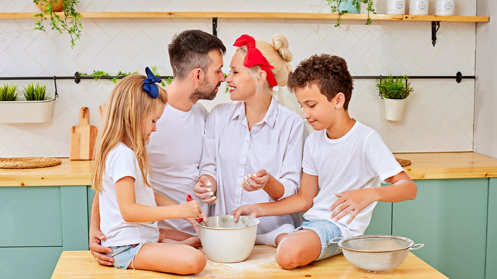 Dia do Pai: Família feliz a cozinhar juntos