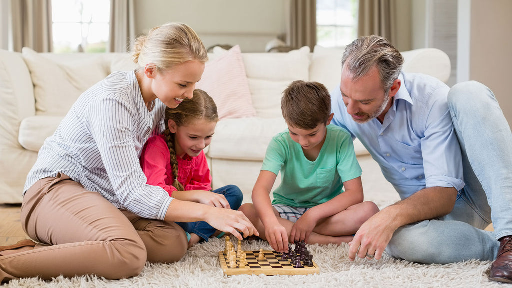 Día del Padre: Familia feliz jugando al ajedrez