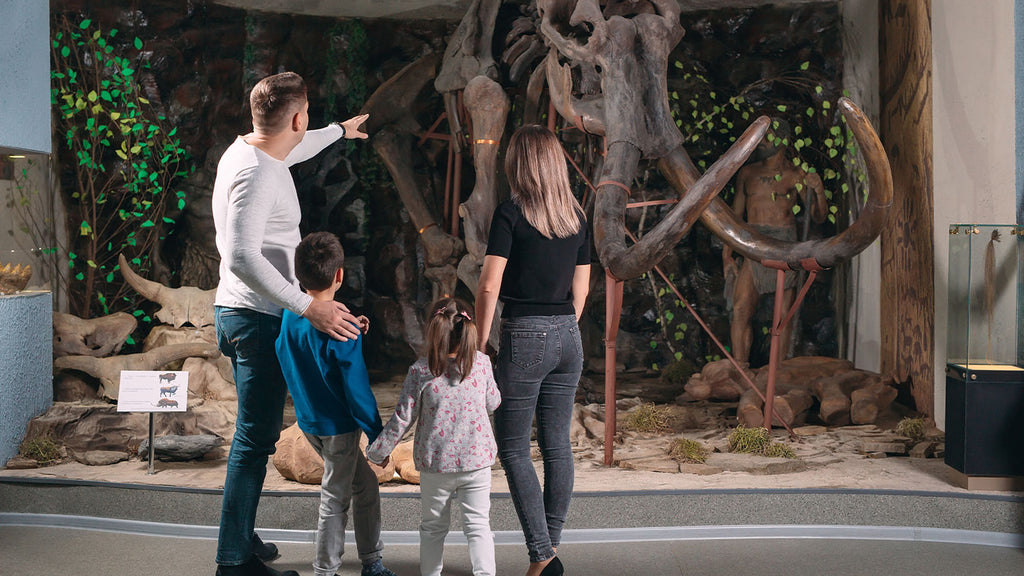 Día del Padre: Familia feliz visitando un museo