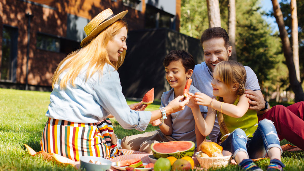 Día del Padre: Familia feliz haciendo un picnic