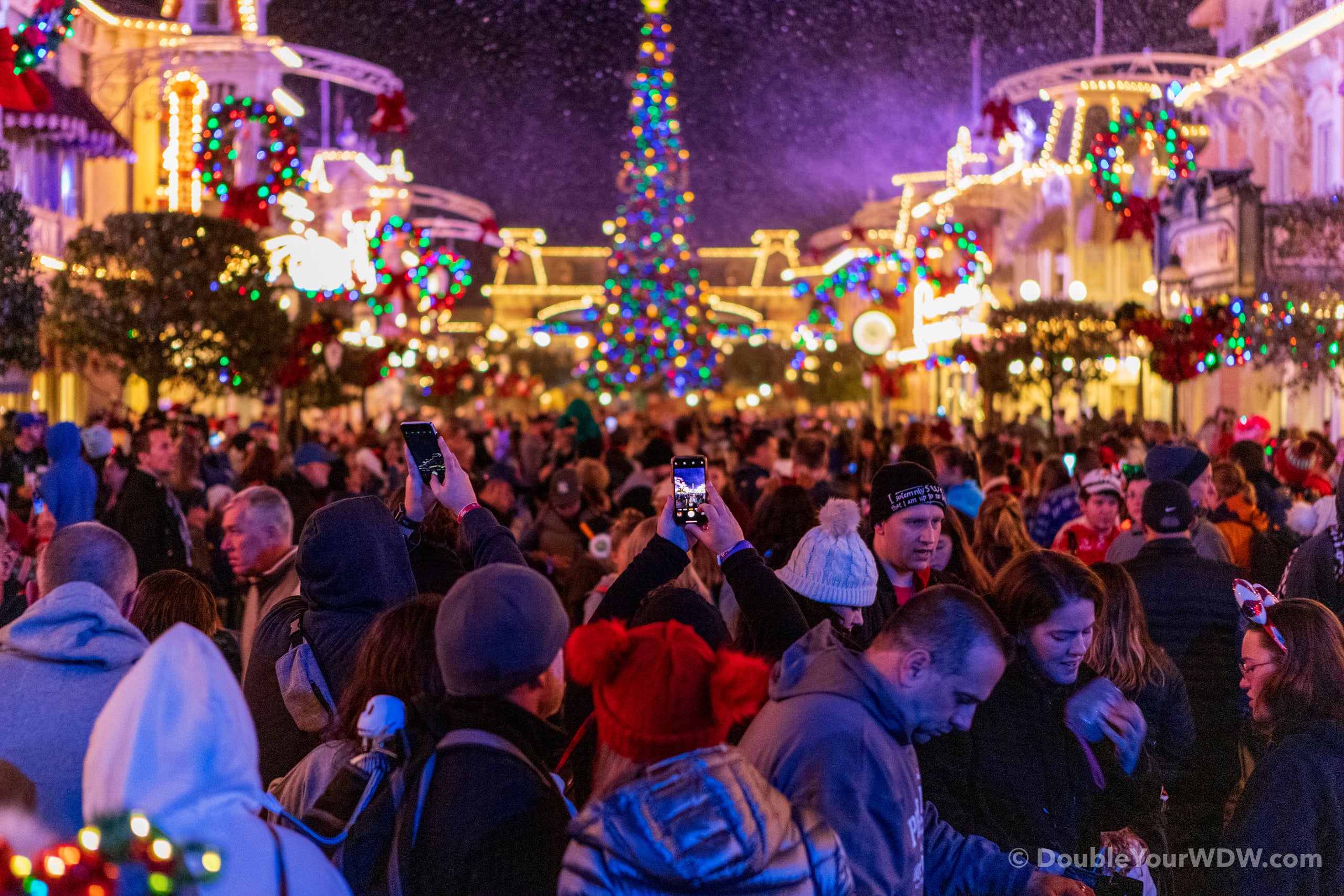 Minnie's Wonderful Christmastime Fireworks Show