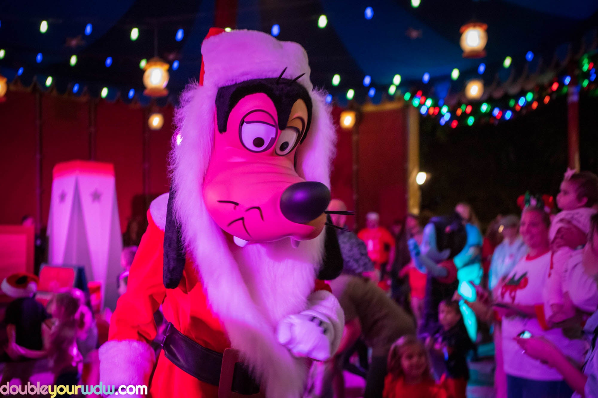 Goofy at the disney junior dance party