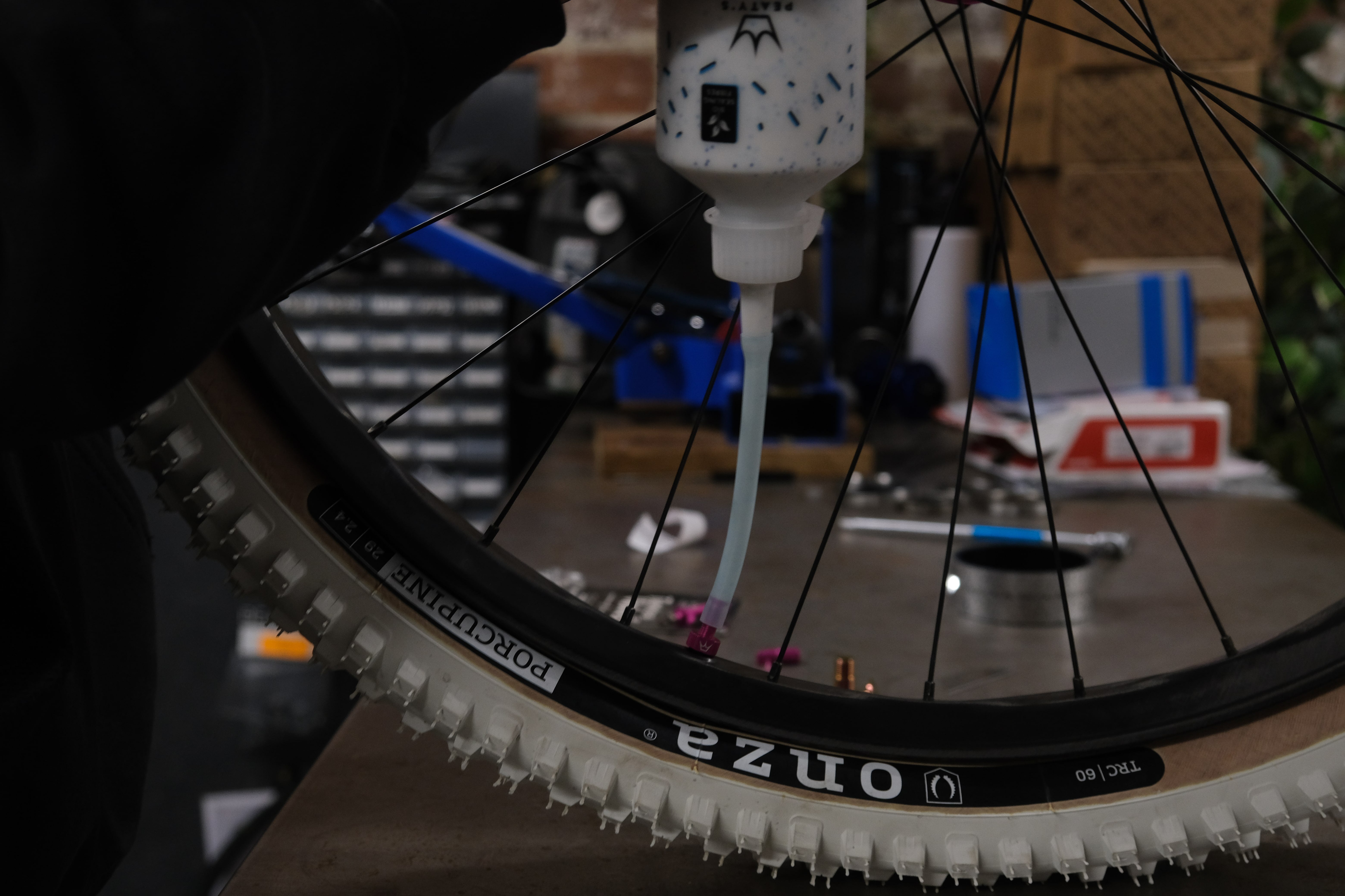 Inserting tubeless sealant