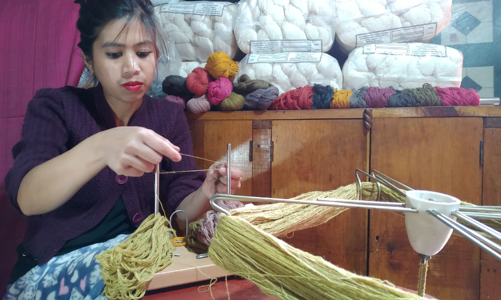 eri_silk_yarn_spinning_fiber_natural_dyeing