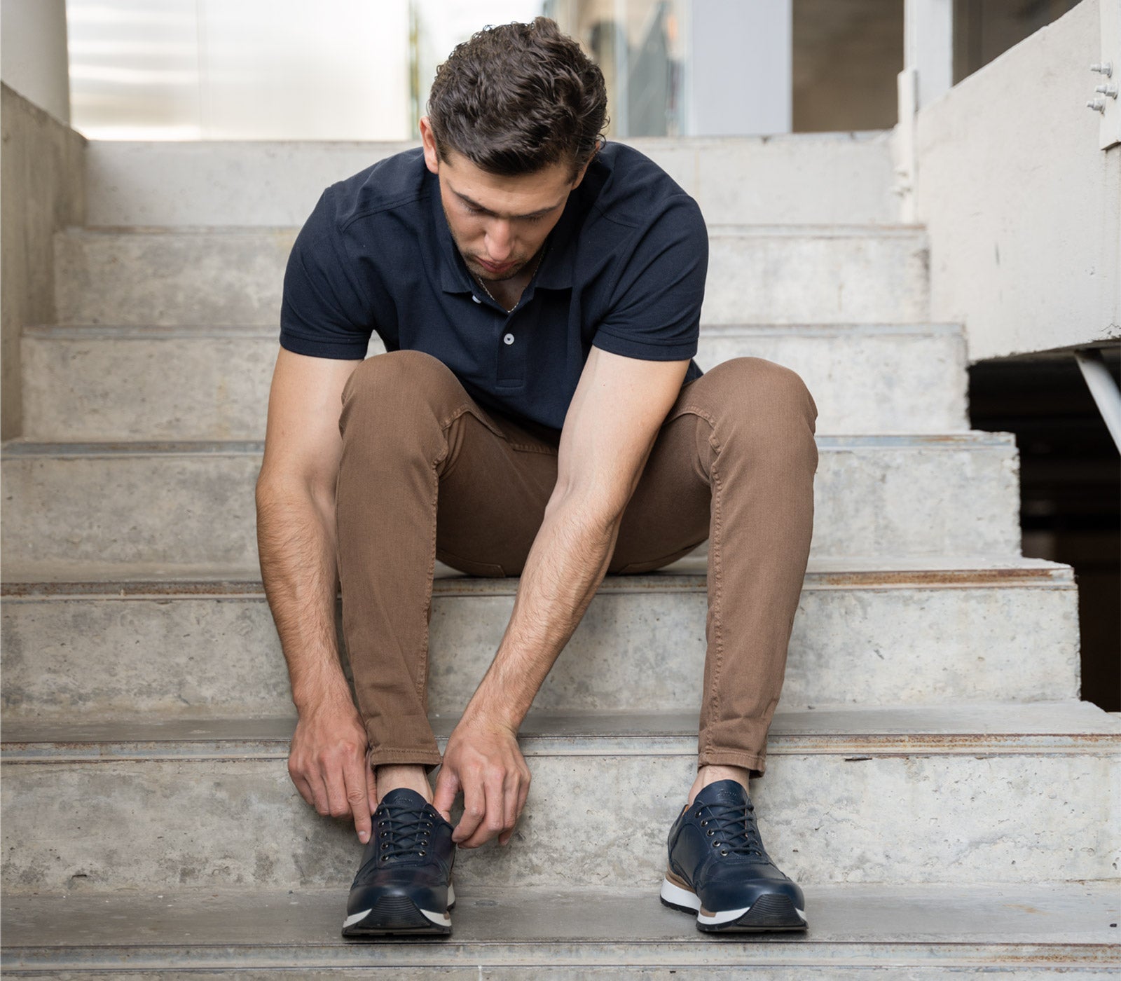 Outfit urbano deportivo para hombre, con pantalón, suéter y bolsa  acolchada. 】